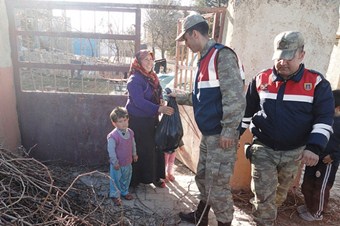 Jandarmadan Suriyelilere gıda yardımı