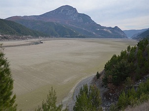 Altınkaya Barajı'nda 10 kilometrelik alan çöle döndü