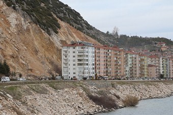 Her an üzerlerine dağ kayabilir