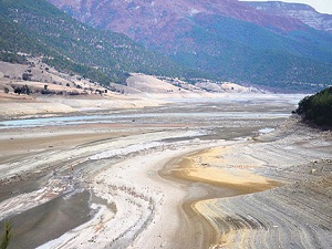 Burası geçen yıl su dolu bir barajdı