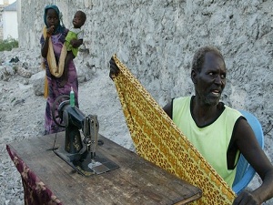 Seyyar terzi, Somali sokaklarında geçim mücadelesi veriyor