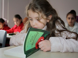 Okuma salonunda Peygamber Efendimizin hayatını öğreniyorlar