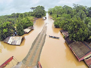 Sel sularından geriye evlerin çatısı kaldı