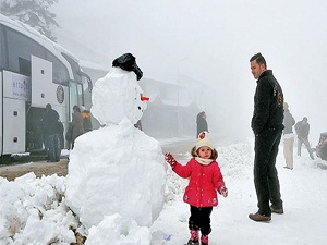 Toprağın göründüğü Uludağ’a bir gecede 40 santim kar yağdı