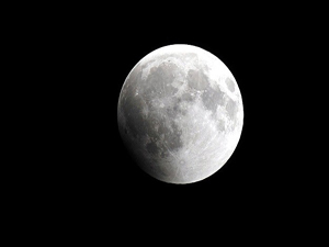 Ay’a yarım tonluk dev meteor çarptı