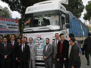 Suriyelilere Aydın'dan gıda ve giyim yardımı gönderildi
