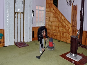 Alkol cezasını cami temizleyerek çekiyor