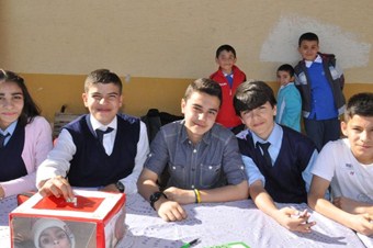 Haftalık harçlıklarını Suriyeli çocuklara bağışladılar