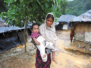 Müslümanlara yardım eden doktorları sınır dışı ettiler