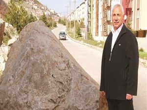 Hareketli kayalar evleri tehdit ediyor