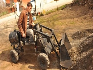 Hurdadan mini kepçe yaptı