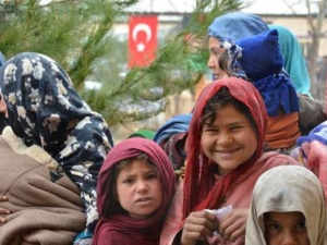 Türk askerinin yardımları sürüyor