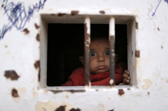 Demir parmaklıklar ardında açlıktan ölüyorlar