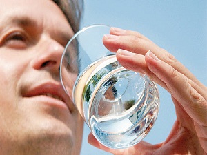 Eklem ağrıları için günde 8 bardak su için