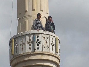 Bir alo için minareye çıkıyorlar