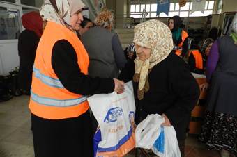 Kimse Yok Mu Derneği'nden 740 aileye et yardımı