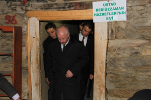 Validen Said Nursi'nin evine ziyaret