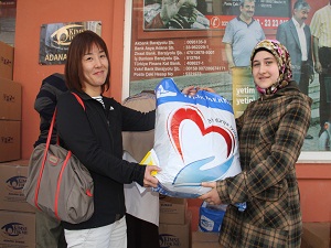 Japonya'daki Türk dernekleri Suriyeli mültecilere 1 TIR yardım gönderdi