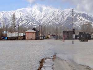 Eriyen kar suları sele neden oldu