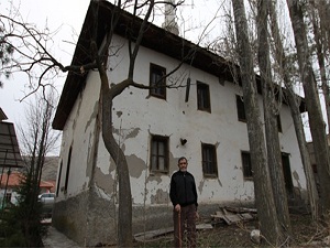 400 yıllık cami kaderine terk edildi