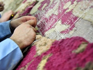 Tarihi halılara usta ellerde yüz nakli