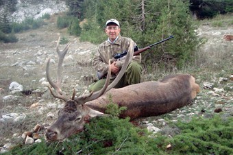 Yaylada yetiştirilen geyikler para karşılığında avlanıyor