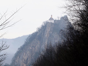 Kartal yuvasını andıran camii yıllara meydan okuyor