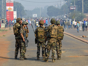 Fransız askerleri de Müslümanlara saldırıyor