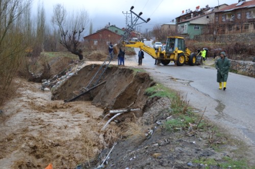 Çelikhan sağnak yağmura teslim. Zarar çok...