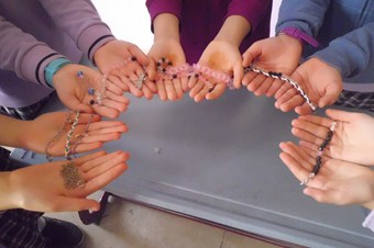 Ay-yıldız veya Arapça Allah yazısı olan bir madalyonu boyundan asıp gezdirmek caiz midir?