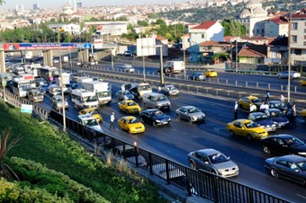 Antalya'da Her 2,5 Kişiye Bir Motorlu Kara Taşıtı Düşüyor