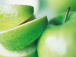 Çocuklar diş sağlığı için elmayı ısırarak tüketmeli