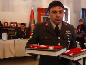 Jandarma Kur'an-ı Kerim ve bayrak dağıttı