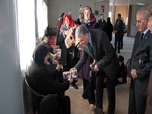 Suriyeli kadın ve çocuklara başörtüsü dağıtıldı