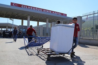 Binlerce Suriyeli ülkelerine döndü