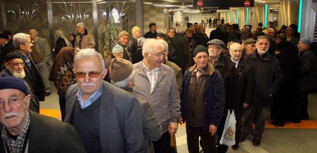 Yaşlıların bedava kart izdihamı