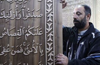 Dünyanın en büyük Kur'an-ı Kerim'ini yazıyor