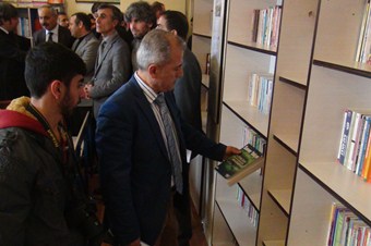 Öğrenci ve öğretmenler ele ele vererek 5 bin kitaplık kütüphane kurdu