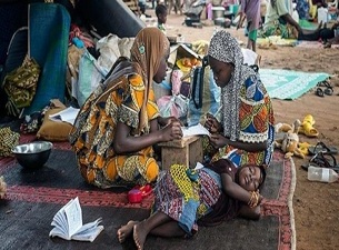 Cami avlusuna kurdukları kampta yaşıyorlar