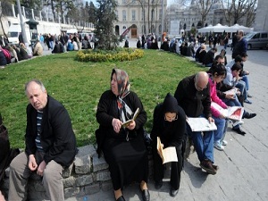 Öğrenciler sınavda, veliler duada