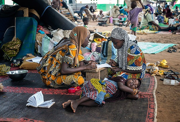 Şiddetten kaçan Müslümanlar cami avlusuna kamp kurdu