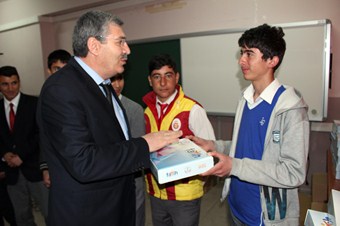 Ağrı'da öğrencilere tablet dağıtıldı