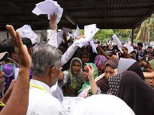Budistler, Müslümanlara yardım edenlere saldırıyor