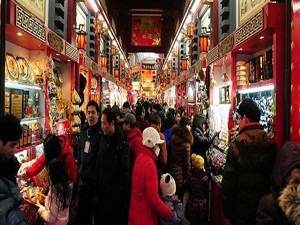 Çin'de halk maskeyle sokağa çıkıyor