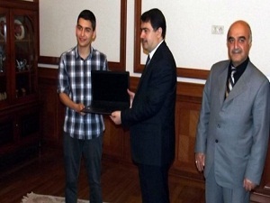Vali'den YGS Türkiye birincisine laptop
