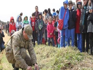 Miniklerin fidanları Mehmetçiğe emanet