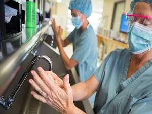 Hastalar izliyorsa doktorlar ellerini daha sık yıkıyor
