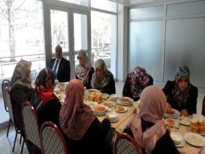 Görme Engelli Kur'an Kursu Öğrencilerine Yemek İkramı