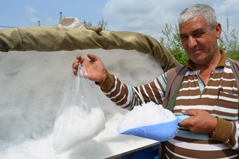 Silifkeliler serinlemek için karı pekmezle karıştırıp tüketiyor