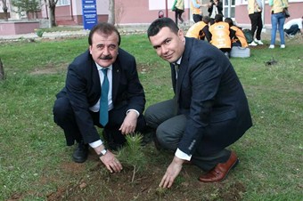 Üniversiteye fidan diktiler